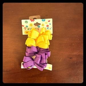 FREE when bundled Dual color hair clips 💚